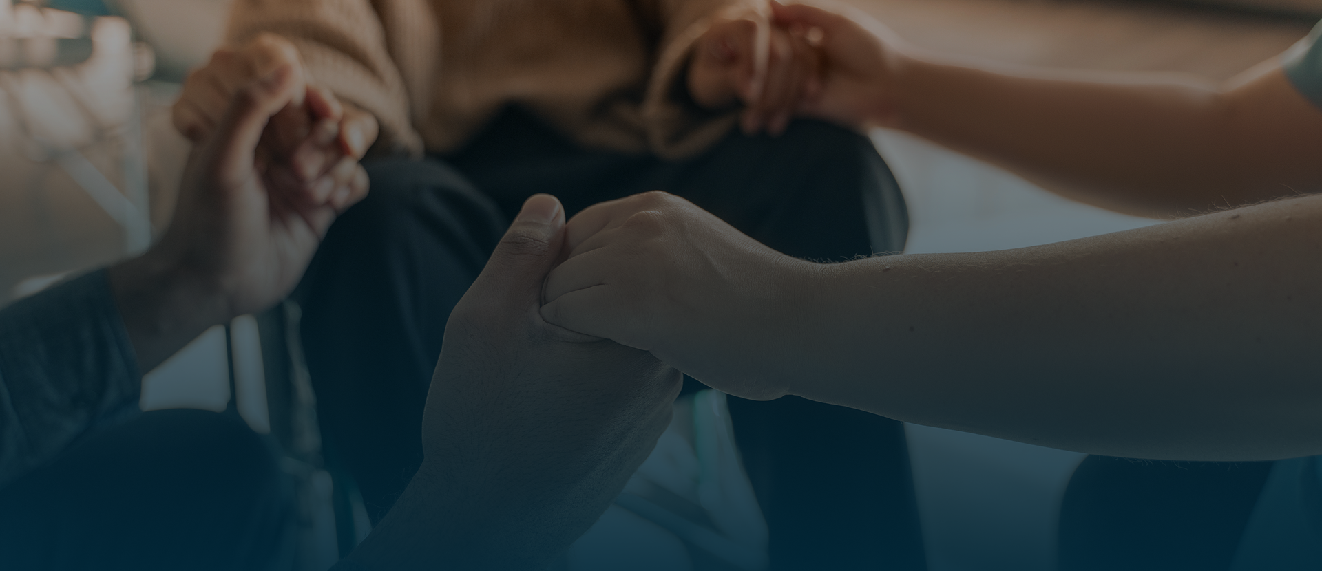 Pessoas unidas com as mãos no centro simbolizando união